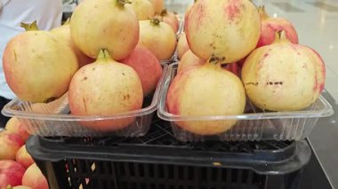 Markette satılık taze taze Punica granatum meyveleri var..