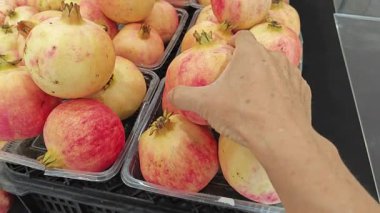 Markette satılık taze taze Punica granatum meyveleri var..