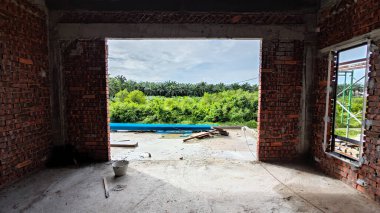 Ya pencereden dışarı bakıyor ya da inşaat sahasının dış çevresini çerçeveliyor..