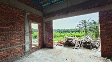 Ya pencereden dışarı bakıyor ya da inşaat sahasının dış çevresini çerçeveliyor..