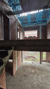 Ya pencereden dışarı bakıyor ya da inşaat sahasının dış çevresini çerçeveliyor..