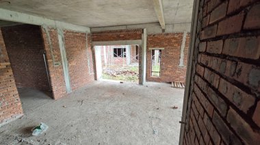 Ya pencereden dışarı bakıyor ya da inşaat sahasının dış çevresini çerçeveliyor..