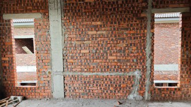 Ya pencereden dışarı bakıyor ya da inşaat sahasının dış çevresini çerçeveliyor..