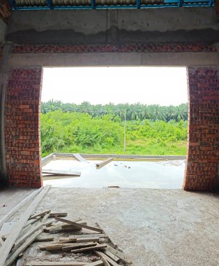 Ya pencereden dışarı bakıyor ya da inşaat sahasının dış çevresini çerçeveliyor..