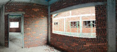 Ya pencereden dışarı bakıyor ya da inşaat sahasının dış çevresini çerçeveliyor..