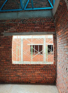 Ya pencereden dışarı bakıyor ya da inşaat sahasının dış çevresini çerçeveliyor..