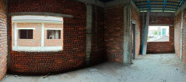 Ya pencereden dışarı bakıyor ya da inşaat sahasının dış çevresini çerçeveliyor..