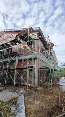 geçici olarak yükseltilmiş platform ya da yapı iskelesi işçilerin alçı veya diğerleri üzerinde duracağı.