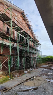 geçici olarak yükseltilmiş platform ya da yapı iskelesi işçilerin alçı veya diğerleri üzerinde duracağı.