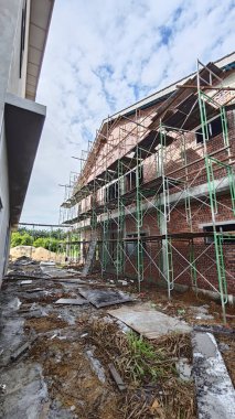 geçici olarak yükseltilmiş platform ya da yapı iskelesi işçilerin alçı veya diğerleri üzerinde duracağı.