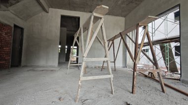 geçici olarak yükseltilmiş platform ya da yapı iskelesi işçilerin alçı veya diğerleri üzerinde duracağı.