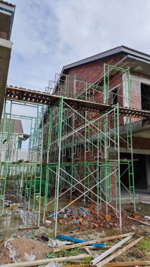 geçici olarak yükseltilmiş platform ya da yapı iskelesi işçilerin alçı veya diğerleri üzerinde duracağı.