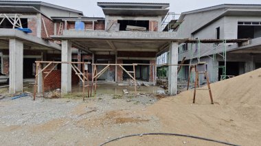 geçici olarak yükseltilmiş platform ya da yapı iskelesi işçilerin alçı veya diğerleri üzerinde duracağı.