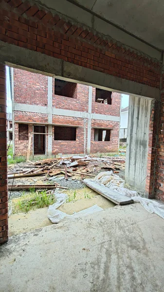 Ya pencereden dışarı bakıyor ya da inşaat sahasının dış çevresini çerçeveliyor..