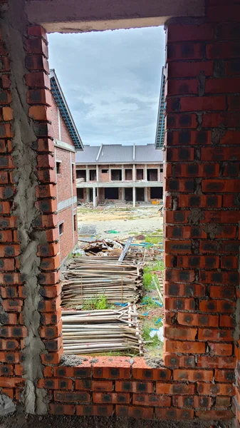 Ya pencereden dışarı bakıyor ya da inşaat sahasının dış çevresini çerçeveliyor..