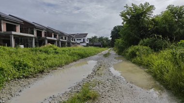 Kırsal kesimdeki kırsal kesime doğru olan perspektif boyunca durgun yağmur suyu havuzu 