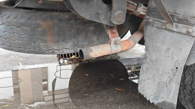 Dış egzoz borusunun altında.... 