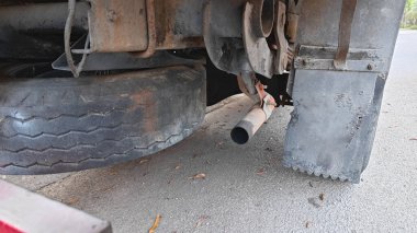 Dış egzoz borusunun altında.... 