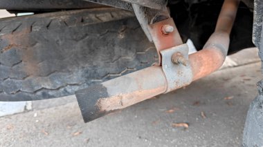 Dış egzoz borusunun altında.... 