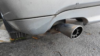 Dış egzoz borusunun altında.... 