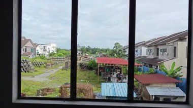 Ya pencereden dışarı bakıyor ya da inşaat sahasının dış çevresini çerçeveliyor.. 