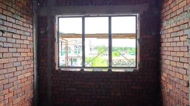 Ya pencereden dışarı bakıyor ya da inşaat sahasının dış çevresini çerçeveliyor.. 