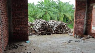 Ya pencereden dışarı bakıyor ya da inşaat sahasının dış çevresini çerçeveliyor.. 