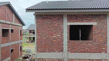 Ya pencereden dışarı bakıyor ya da inşaat sahasının dış çevresini çerçeveliyor.. 