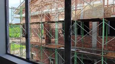 geçici olarak yükseltilmiş platform ya da yapı iskelesi işçilerin alçı veya diğerleri üzerinde duracağı. 