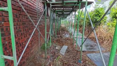 geçici olarak yükseltilmiş platform ya da yapı iskelesi işçilerin alçı veya diğerleri üzerinde duracağı. 