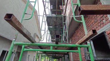 geçici olarak yükseltilmiş platform ya da yapı iskelesi işçilerin alçı veya diğerleri üzerinde duracağı. 