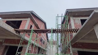 geçici olarak yükseltilmiş platform ya da yapı iskelesi işçilerin alçı veya diğerleri üzerinde duracağı. 