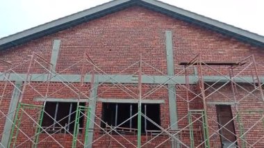 geçici olarak yükseltilmiş platform ya da yapı iskelesi işçilerin alçı veya diğerleri üzerinde duracağı. 