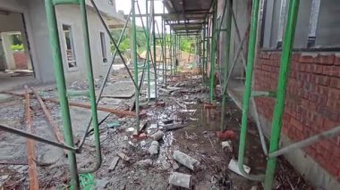 geçici olarak yükseltilmiş platform ya da yapı iskelesi işçilerin alçı veya diğerleri üzerinde duracağı. 