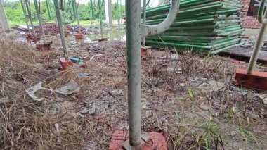 geçici olarak yükseltilmiş platform ya da yapı iskelesi işçilerin alçı veya diğerleri üzerinde duracağı. 