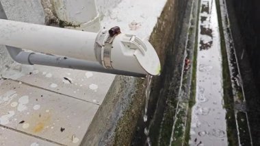 Perak, Malezya. 27 Ekim 2025: Kanalizasyon borusunun görüntüsü anti-akım valf çıkışının açık hava konut drenajına açılması. 