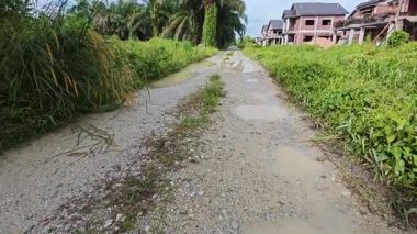 Kırsal kesimdeki kırsal kesime doğru olan perspektif boyunca durgun yağmur suyu havuzu 