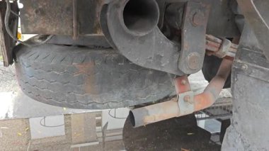 Perak, Malezya. 27 Ekim 2025: Egzoz borusunun yol kenarında bulunduğu dış aracın altında alçak açılı veiw.