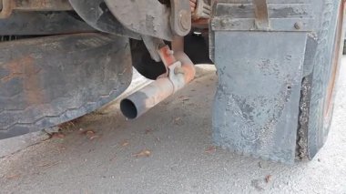 Perak, Malezya. 27 Ekim 2025: Egzoz borusunun yol kenarında bulunduğu dış aracın altında alçak açılı veiw.