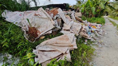 Perak, Malezya. Ekim 27. 2025: KgKoh çiftliğindeki açık alanda yakılacak atık madde yığınlarıyla dolu bir çöp sahasının manzarası.