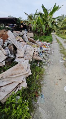 Perak, Malezya. Ekim 27. 2025: KgKoh çiftliğindeki açık alanda yakılacak atık madde yığınlarıyla dolu bir çöp sahasının manzarası.