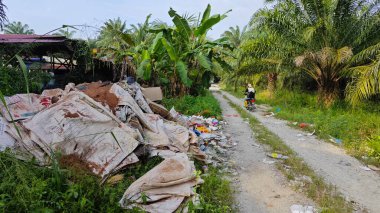 Perak, Malezya. Ekim 27. 2025: KgKoh çiftliğindeki açık alanda yakılacak atık madde yığınlarıyla dolu bir çöp sahasının manzarası.
