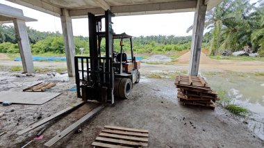 Perak, Malezya. 30 Ekim 2025: Permai inşaat sahasında bir gün çalıştıktan sonra sanayi forklift aracının gittiği ya da park ettiği yer. Kg Koh.