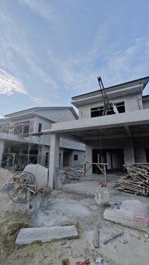 İnşaat alanında çimento kaldırmak için metal kovayla beton karıştırıcı ve ip makarası..