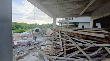 İnşaat alanında çimento kaldırmak için metal kovayla beton karıştırıcı ve ip makarası..