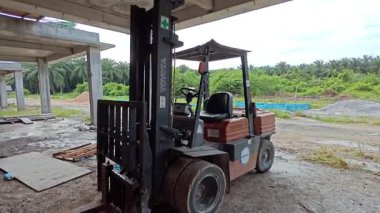 Perak, Malezya. 30 Ekim 2025: Permai inşaat sahasında bir gün çalıştıktan sonra sanayi forklift aracının gittiği ya da park ettiği yer. Kg Koh.