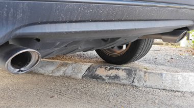 Dış aracın altında egzoz yanmalı motor borusunun olduğu yerde.. 