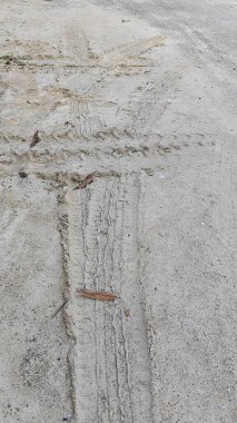 Tekerlek izleri ya da kırsal alanda bırakılan izler..