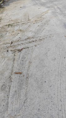 Tekerlek izleri ya da kırsal alanda bırakılan izler..