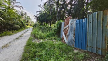 Paslı çinko çatı örtüsü çiftliğe giriş kapısı olarak kullanılıyor..